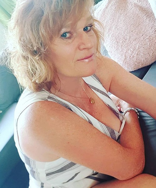 Une femme cougar en manque